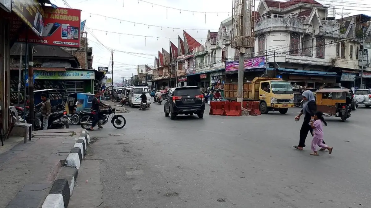 Tampak suasana persimpangan empat jalan Doloksanggul. Foto dijepret, Jumat (20/06) sekitar pukul 14.57 WIB.