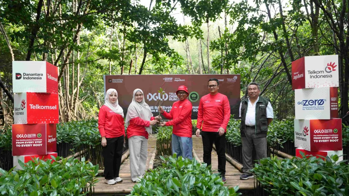 Telkomsel sebagai bagian dari TelkomGroup, memulai penanaman perdana 1.000 pohon mangrove di Taman Wisata Alam Angke, Jakarta Utara (20/6).