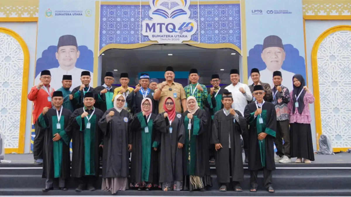 Bupati Batu Bara, Dr. H. Baharuddin Siagian dan Wakil Bupati Batu Bara, Syafrizal bersama kafilah MTQ ke-40 Tingkat Sumatera Utara.

