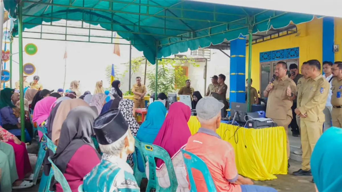 Bupati Batu Bara, Dr. H. Baharuddin Siagian, meninjau program Bupati Batu Bara Sinergi Melayani Masyarakat (BERLAYAR) di Balai Desa Simpang Gambus.