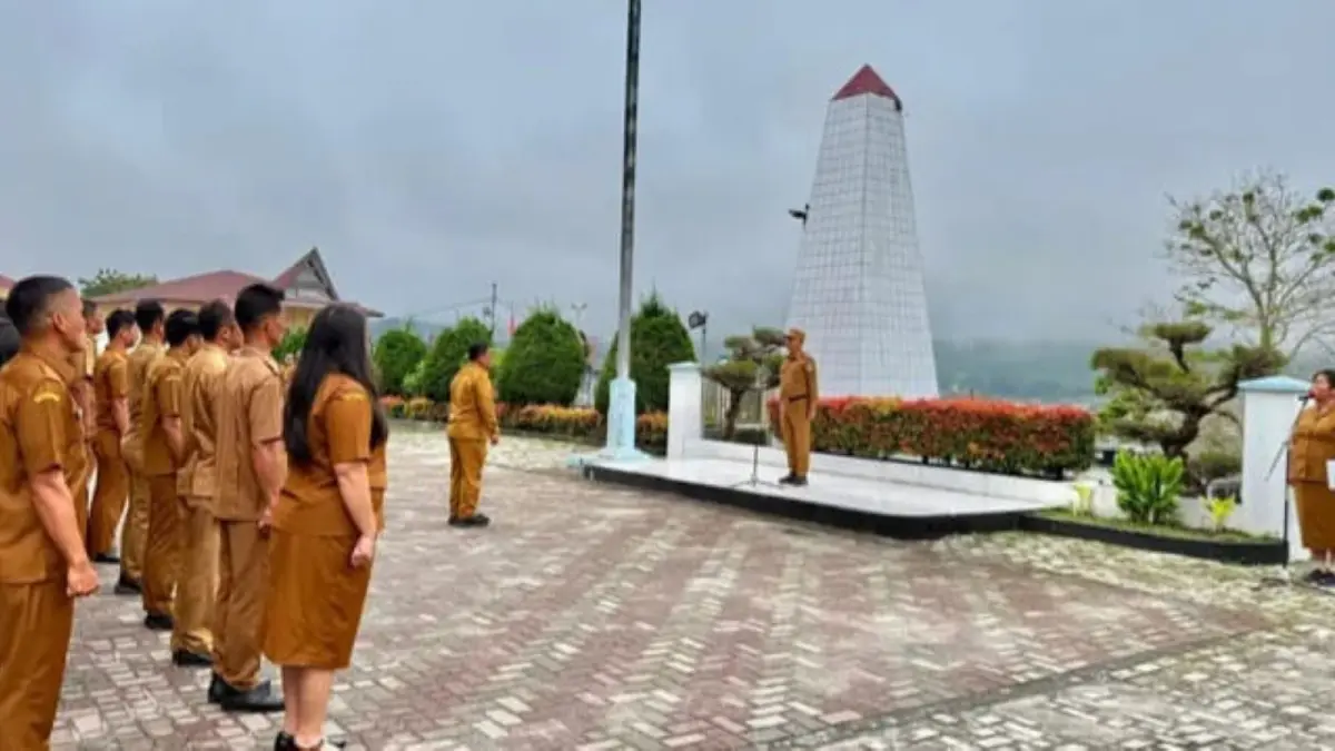 Bupati Tapanuli Utara, Jonius Taripar Parsaoran JTP Hutabarat, memimpin apel pagi gabungan.
