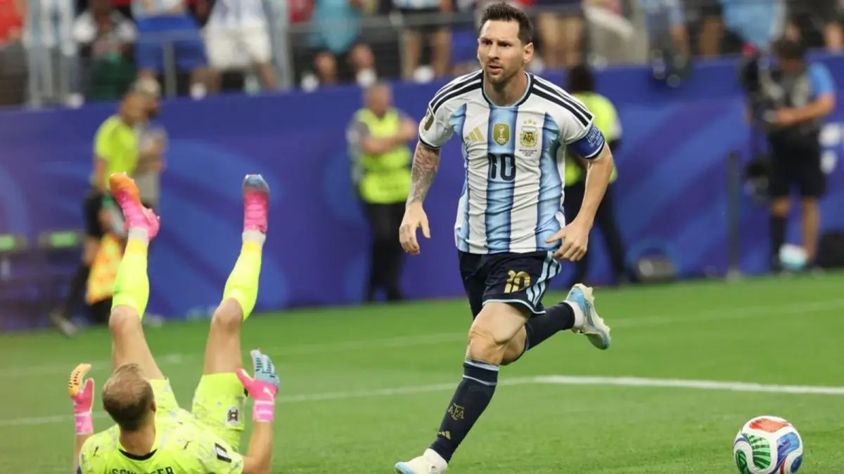 Dua gol sihir bersejarah Lionel Messi memenangkan Albiceleste.