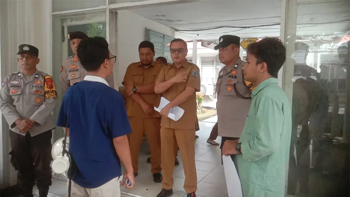 Sejumlah mahasiswa melakukan aksi unjuk rasa di Kantor Bapenda Labuhanbatu.