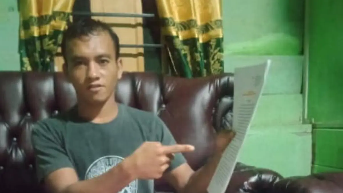 Raja Rahadi menunjukkan salinan putusan Pengadilan Negeri Aceh Singkil yang menjatuhkan hukuman 10 bulan penjara kepada Keuchik Sebatang, Rajab. Warga mendesak Bupati Aceh Singkil segera menerbitkan keputusan pemberhentian tetap terhadap yang bersangkutan.