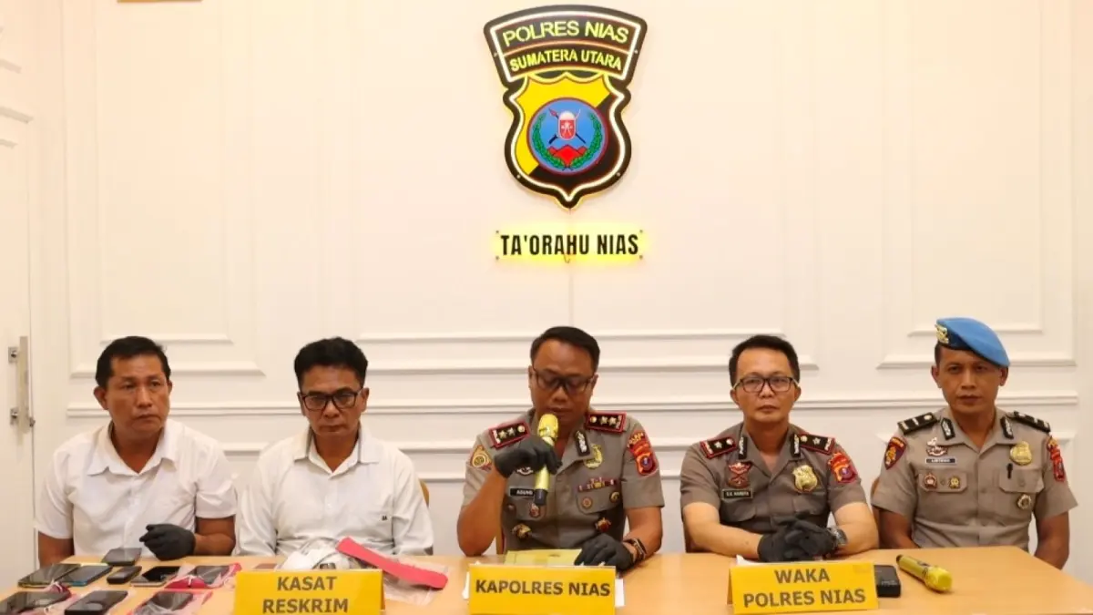 Kapolres Nias AKBP Agung didampingi Wakapolres Kompol S.K. Harefa, Kasat Reskrim AKP Sonifati Zalukhu, Kasat Intelkam AKP Narson Waruwu serta Plt Kasi Propam Ipda Listono.