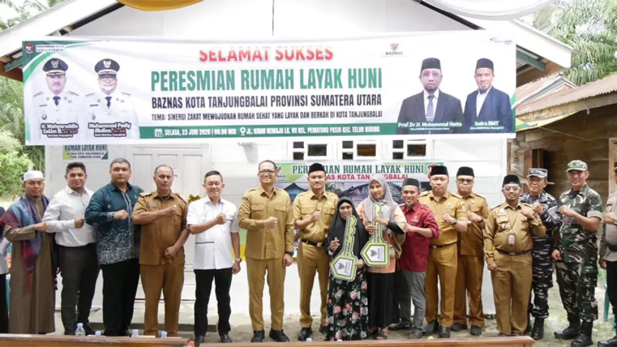 Peresmian rumah layak huni Baznas ditandai dengan penyerahan kunci kepada para penerima manfaat oleh Wali Kota Tanjungbalai.