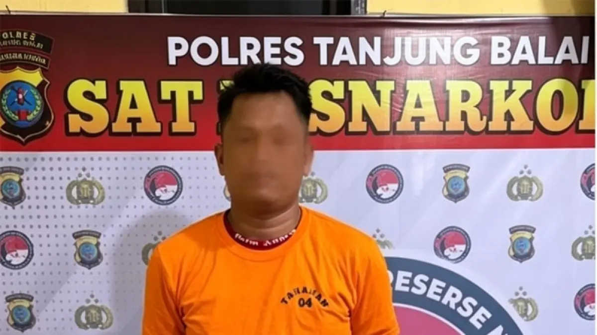 Tersangka dan barang bukti.