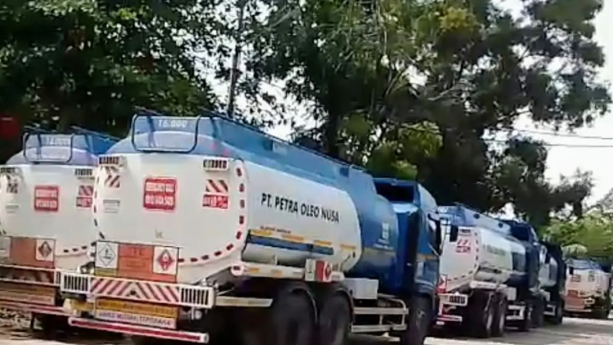 6 Mobil Tangki asal Medan di Pelabuhan Pelindo Sibolga, yang hendak menyeberang ke Gunungsitoli mengantar kebutuhan Solar PLN.
