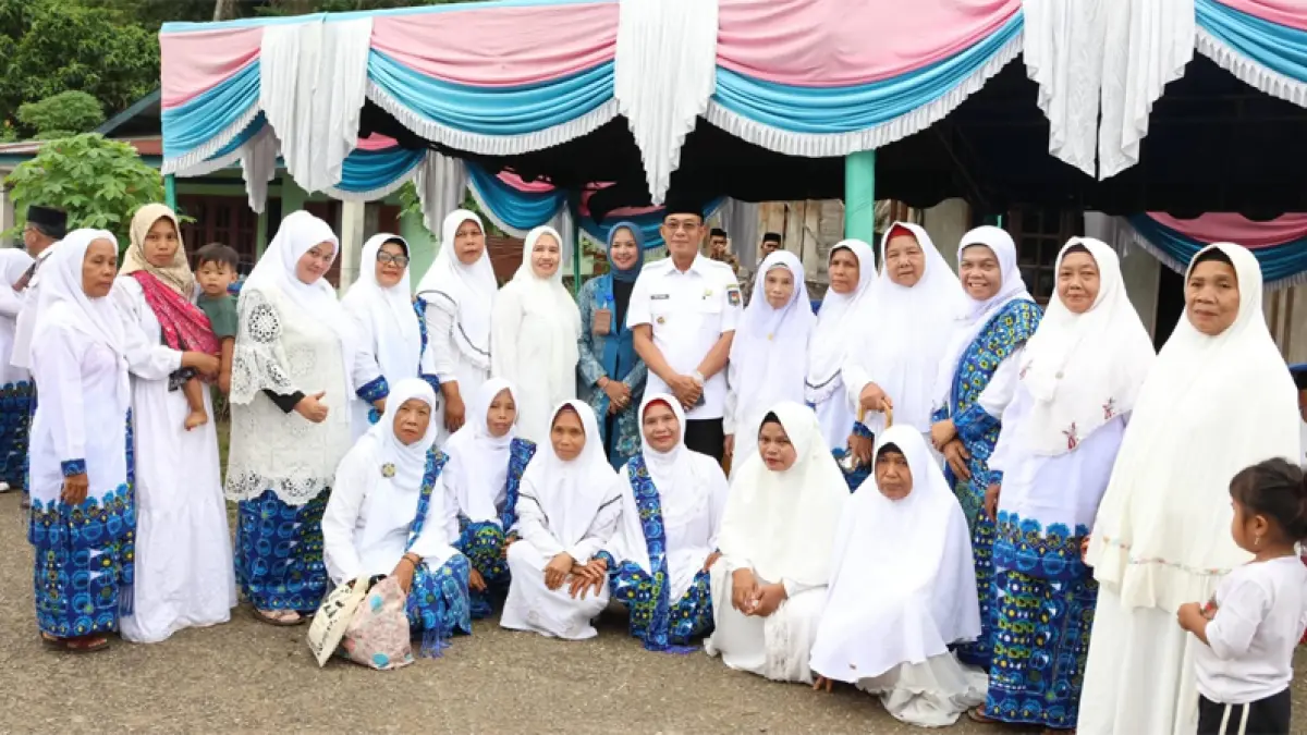 Bupati Tapsel H. Gus Irawan Pasaribu saat menghadiri Pengajian bulanan BKMT Kec.Batang Angkola digelar di Desa Sorimadingin.