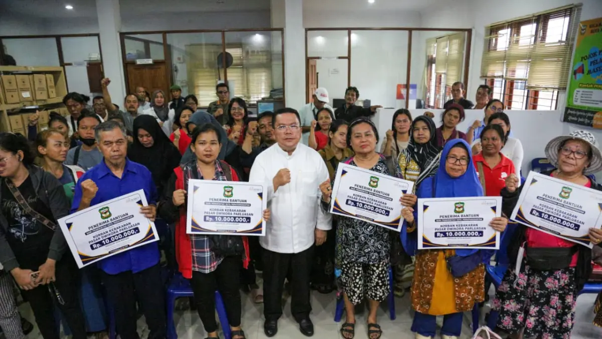 Wali Kota Pematangsiantar Wesly Silalahi SH MKn menyerahkan bantuan kepada warga terdampak kebakaran Pasar Dwikora.