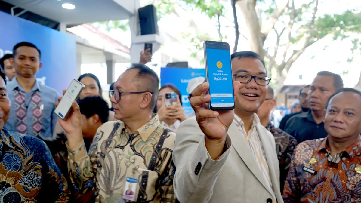 Bupati Deli Serdang Asri Ludin Tambunan bersama Direktur TI dan Operasional PT Bank Sumut (Perseroda) Sandhy Sofian beserta Kepala KPW Bank Indonesia Sumatera Utara Ameriza Moesa.
