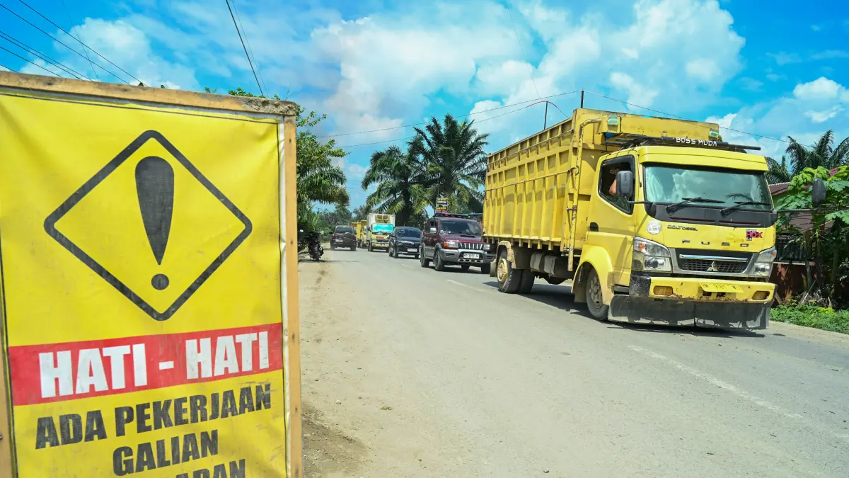 Sejumlah pengendara melintasi proyek perbaikan ruas Jalan Aek Nabara–Negeri Lama hingga Negeri Lama–Tanjung Sarang Elang di Kabupaten Labuhanbatu, Jumat (26/6/2026). Pemprov Sumut menangani perbaikan sepanjang 10 kilometer yang ditargetkan selesai pada akhir 2026. (Foto: Dinas Komunikasi dan Informatika Provinsi Sumut/Imam Syahputra).