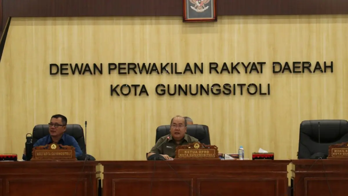 
Ketua DPRD Kota Gunungsitoli, Adrianus Zega, S.T., M.Psi, Pimpin Rapat Paripurna, Bahas Agenda Strategis pembahasan pertanggungjawaban pelaksanaan APBD Tahun Anggaran 2025, pembentukan Pansus dan Ranperda tentang Perlindungan dan Hak-hak Penyandang Disabilitas, Jumat (26/06/2026).