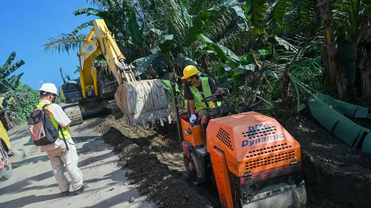 Proses perbaikan ruas Jalan Provinsi Aek Nabara–Negeri Lama dan Negeri Lama–Tanjung Elang di Kabupaten Labuhanbatu, Jumat (26/6/2026). Pemprov Sumut menangani perbaikan sepanjang 10 kilometer, termasuk pelebaran badan jalan dari 5 meter menjadi 6 meter, dengan target rampung pada akhir 2026. (Foto: Diskominfo Sumut/Imam Syahputra).