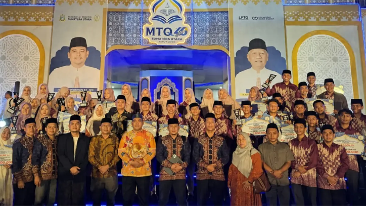 Bupati Labuhanbatu Utara, Dr. H. Hendriyanto Sitorus bersama Kafilah MTQ tingkat Sumut.