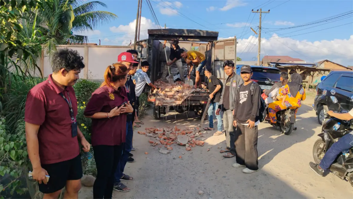 Karyawan Twenty Eight 28 kembali menggelar kegiatan Jumat Berkah melalui aksi bakti sosial dengan menimbun jalan berlubang di Jl. Baru By Pass, Kota Padangsidimpuan, Jumat (26/6/2026).