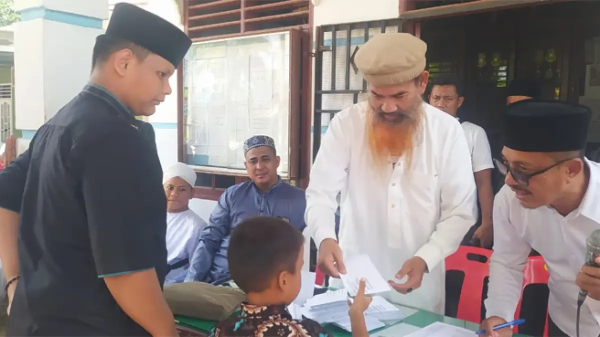  Pengurus Infaq Pasar Gelugur saat memberikan santunan di kantor Kelurahan Padang Bulan. 