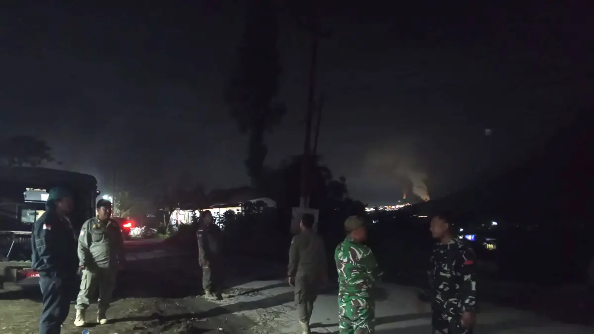 Personel gabungan Satpol PP Provinsi Sumatera Utara dan Satpol PP Kabupaten Karo melakukan pengamanan di akses menuju kawasan pemandian air panas Sidebuk-Debuk, Kabupaten Karo, Jumat (26/6/2026) malam.