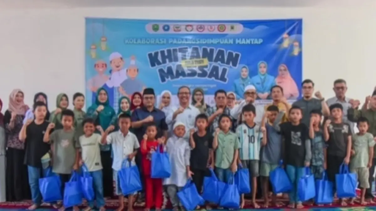 Wali Kota H. Letnan Dalimunthe saat Khitanan Massal Gratis yang digelar rangka memperingati Tahun Baru Hijriah di Kantor TP PKK Kota Padangsidimpuan.