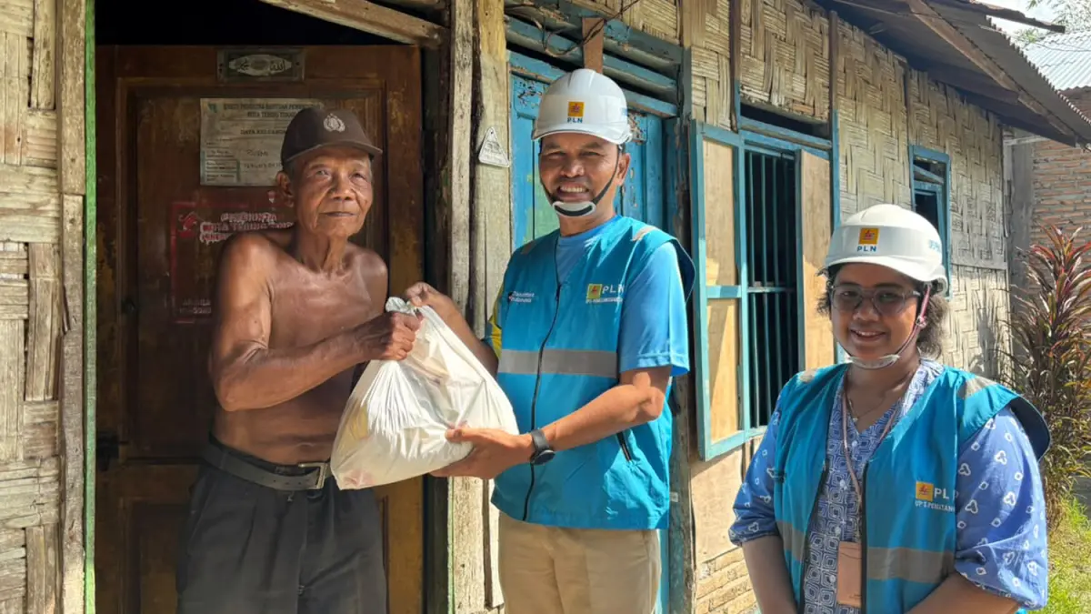  Manajer PLN UP3 Pematangsiantar Ramses Manalu menyerahkan bantuan sembako kepada warga penerima manfaat dalam program Xtracare di wilayah ULP Tebing Tinggi, Jumat (26/6). Program ini merupakan wujud kepedulian insan PLN melalui donasi sukarela pegawai. 