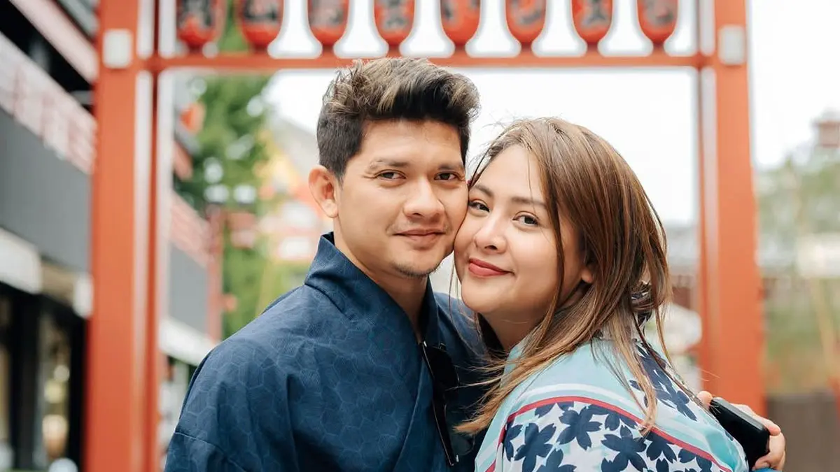 Audy Item mengumumkan kehamilan anak ketiganya bersama Iko Uwais melalui unggahan di media sosial. Kehamilan tersebut menjadi hadiah spesial di momen ulang tahun pernikahan mereka yang ke-14.