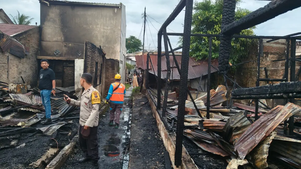 Dua rumah semi permanen di Jalan Tongkol, Kelurahan Pardomuan, Kecamatan Siantar Timur, Kota Pematangsiantar, hangus dilalap api pada Sabtu (27/6) dini hari. Kerugian akibat kebakaran ditaksir mencapai Rp200 juta.