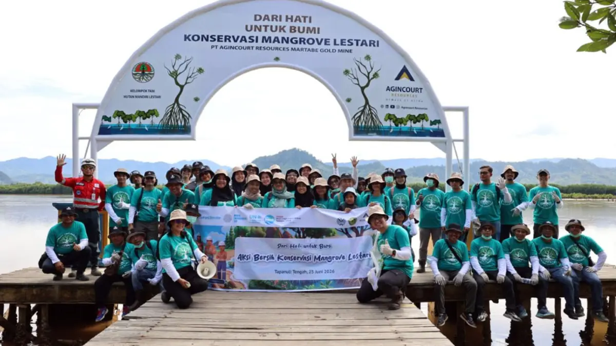 Karyawan PT Agincourt Resources bersama masyarakat dan komunitas lingkungan berfoto usai mengikuti aksi bersih sampah di kawasan Konservasi Mangrove Lestari, Kecamatan Pandan, Kabupaten Tapanuli Tengah, dalam rangka memperingati Hari Lingkungan Hidup Sedunia 2026.