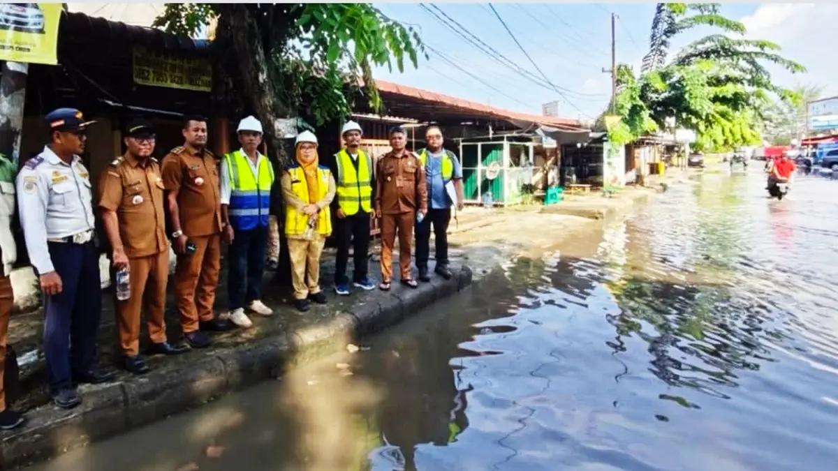 Kepala Dinas PUTR Kota Tanjungbalai, Tety Juliana Siregar, meninjau Jalan Sutomo yang akan ditingkatkan. Pemko mengimbau pedagang tidak lagi berjualan di atas drainase maupun trotoar demi kelancaran proyek.