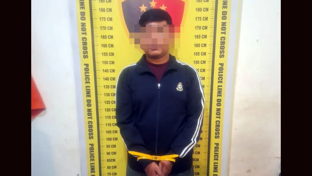LM, tersangka perampokan emas batangan seberat 70 gram di Toko Emas M.A. Siregar, Pasar Horas, Pematangsiantar, diamankan personel Satreskrim Polres Pematangsiantar setelah ditangkap di sebuah rumah pendeta.