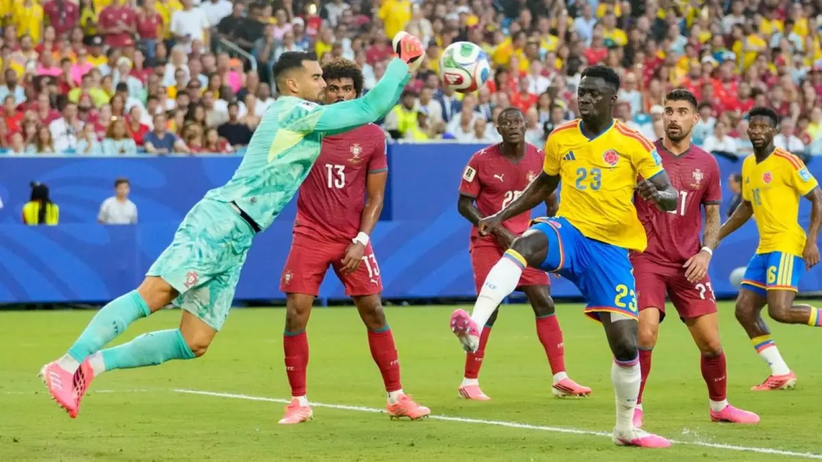 Pemain Kolombia dan Portugal berebut bola pada laga terakhir Grup K Piala Dunia 2026 di Hard Rock Stadium, Miami Gardens. Hasil imbang tanpa gol memastikan kedua tim melaju ke babak 32 besar.
