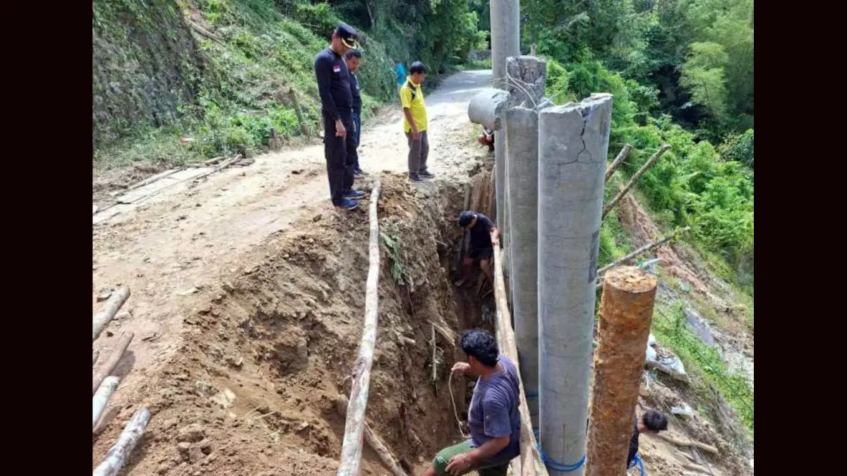 Petugas bersama alat berat melakukan penanganan darurat material longsor yang menutup ruas jalan provinsi di Desa Hauagong, Kecamatan Pakkat, Kabupaten Humbang Hasundutan. Akses jalan kini kembali dapat dilalui secara terbatas.