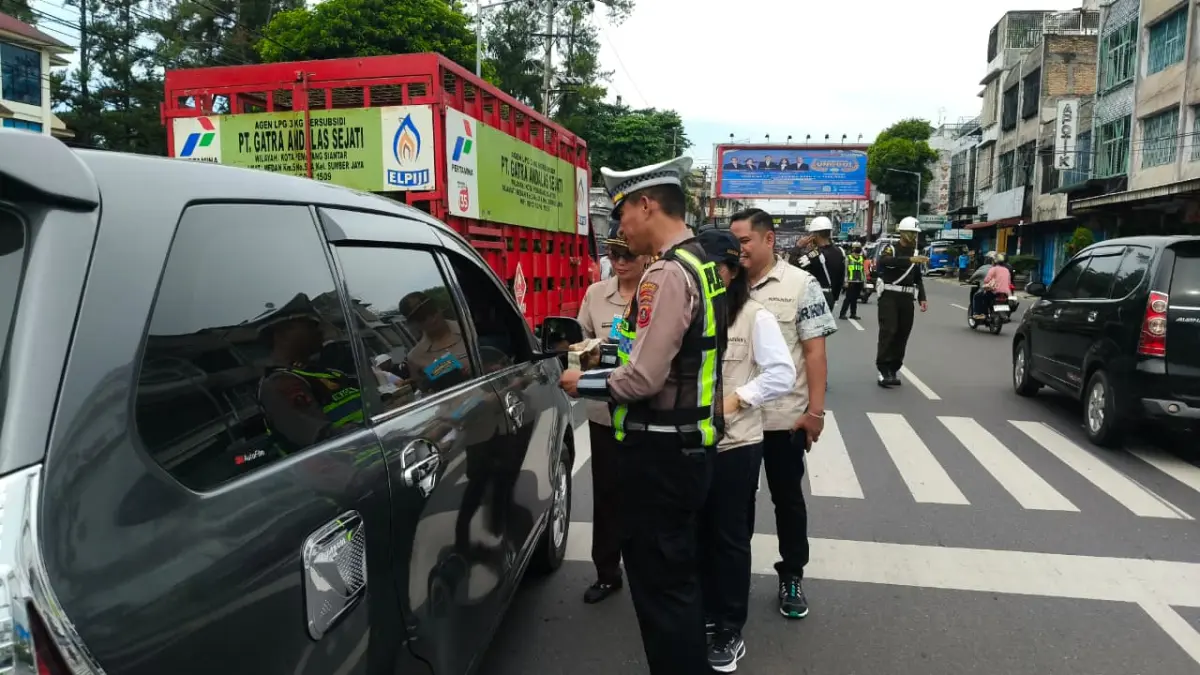 Petugas gabungan melakukan pemeriksaan kendaraan dalam razia kepatuhan Pajak Kendaraan Bermotor (PKB) di Jalan Sutomo, depan RSUD dr Djasamen Saragih, Kota Pematangsiantar, Jumat (26/6).