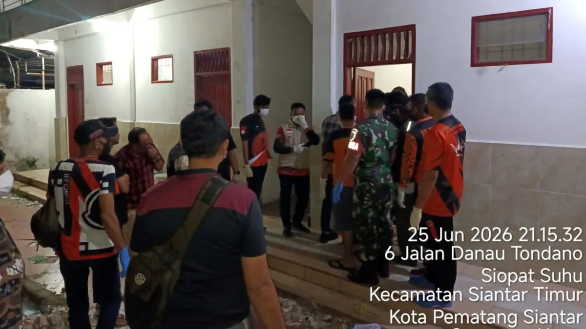 Petugas mengevakuasi jenazah seorang satpam yang ditemukan meninggal dunia di kamar kosnya di Jalan Danau Tondano, Kecamatan Siantar Timur, Kota Pematangsiantar, Kamis (25/6). Polisi menduga korban meninggal akibat penyakit yang dideritanya.