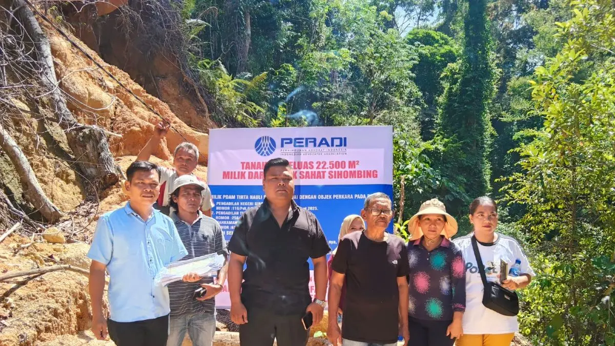Sahat Silaban bersama warga sekitar didampingi Kuasa Hukumnya, Erwin Pangihutan Situmeang saat memberi penjelasan atas pajak tanah yang menjadi dasar pemasangan Plang. (Darwis Halawa/MetroDaily)