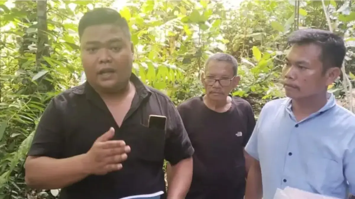 Sahat Silaban (Hombing) bersama Kuasa Hukumnya, Erwin Pangihutan Situmeang saat memberikan pernyataan di lokasi tanah 2.500 yang gugatan Kasasinya ditolak oleh MA. (Darwis Halawa/MetroDaily)