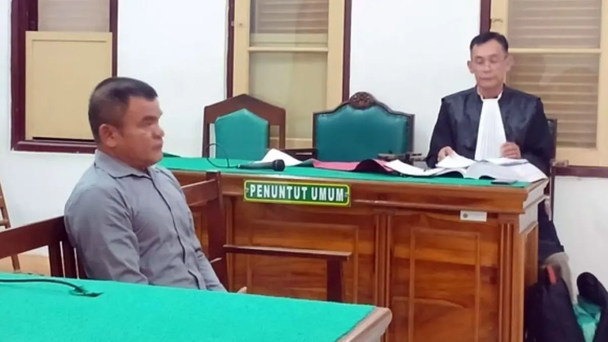 Terdakwa Saihot Pandiangan mengikuti persidangan dugaan korupsi dana desa di Pengadilan Negeri Medan. Mantan Kepala Desa Muara Bolak itu dituntut delapan tahun penjara dalam perkara yang merugikan negara hingga Rp2,938 miliar.