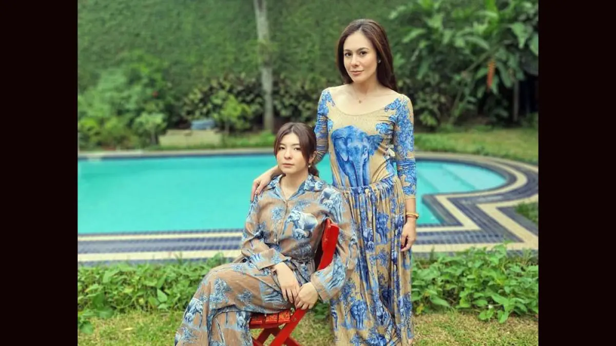 Wulan Guritno memberikan kue ulang tahun kepada putrinya, Shaloom Razade, yang genap berusia 28 tahun. Momen tersebut diiringi surat penuh doa dan harapan yang diunggah melalui media sosial. (Foto: Instagram @wulanguritno)