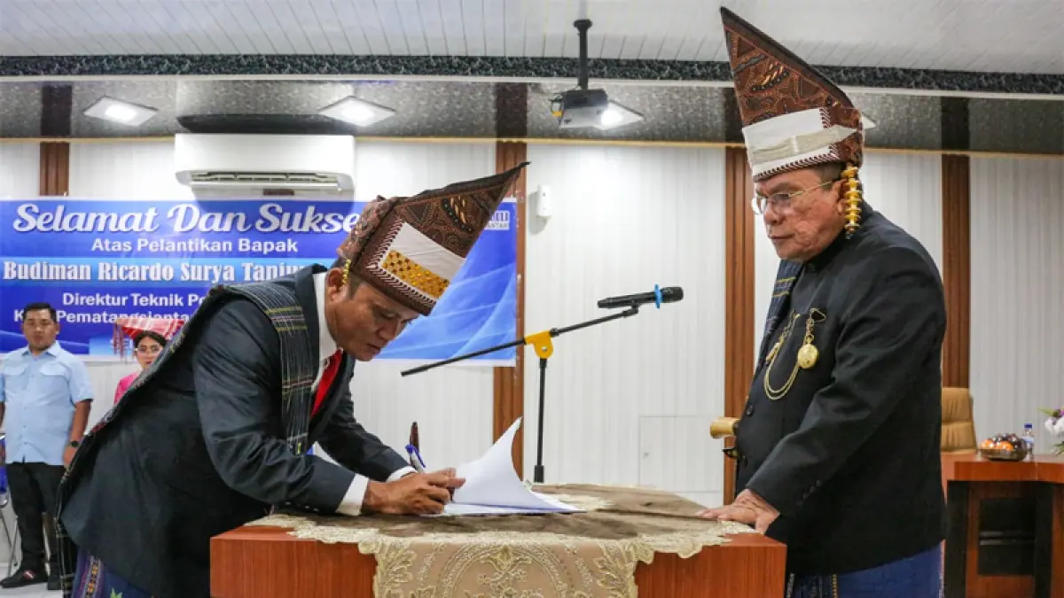 Budiman Ricardo Surya Tanjung, Dirtek Perumda Air Minum Tirta Uli Kota Pematangsiantar menandatangani kontrak kerja disaksikan Walikota Siantar Wesly Silalahi.