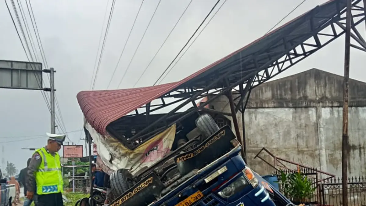 Bus CV Karya Agung menabrak door smeer di pinggir Jalinsum jalinsum Medan - Rantau Prapat.