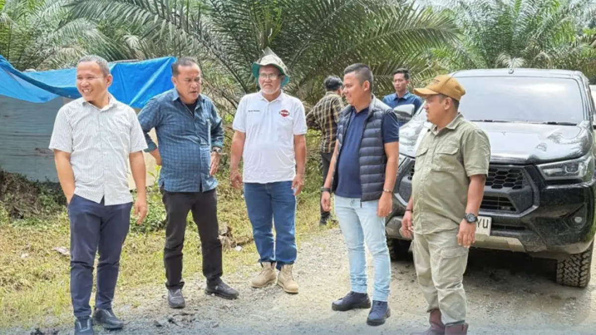Ketua DPRD Labuhanbatu Utara Rimba Bertuah Sitorus, bersama rombongan meninjau kondisi jalan sekaligus melakukan koordinasi dengan manajemen PTPN IV Regional I Kebun Berangir.