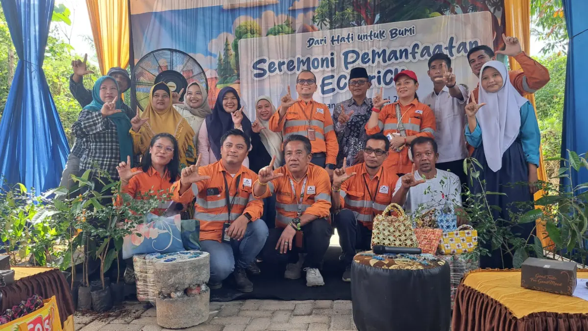 Perwakilan Bank Sampah besama PTAR dan karya kreasi sampah plastik dalam seremoni pemanfaatan ekobrik, Selasa (30/6/2026) di Desa Napa, Batangtoru, Tapsel. (Samman/MetroDaily)