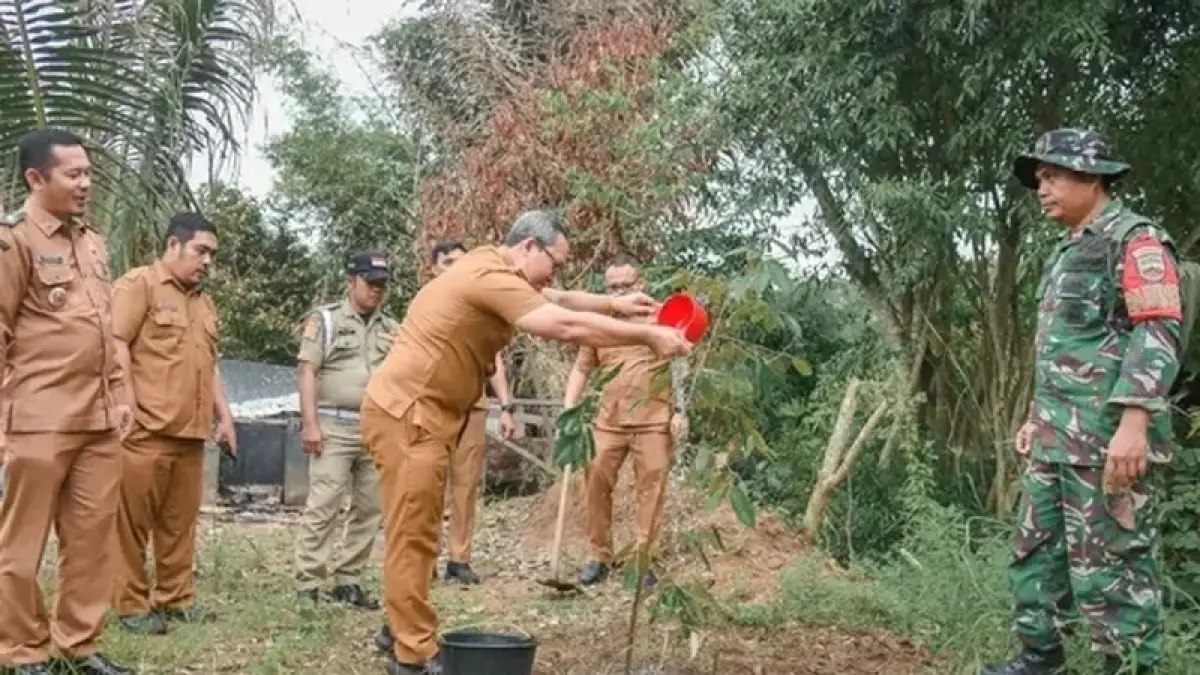Sekda Kota Padangsidimpuan, H. Rahmat Marzuki Nasution, hadiri kegiatan Penanaman Pohon Serentak Kodam I/BB di wilayah Kodim 0212/Tapsel.