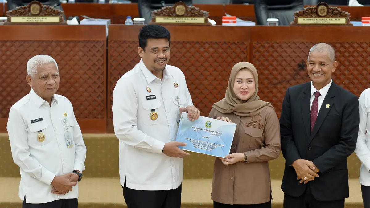 Gubernur Sumatera Utara Bobby Nasution menyampaikan Penjelasan Gubernur terhadap Ranperda Pertanggungjawaban Pelaksanaan APBD Provinsi Sumatera Utara Tahun Anggaran 2025 pada Rapat Paripurna DPRD Sumut di Gedung DPRD Sumut, Jalan Imam Bonjol, Medan, Rabu (1/7/2026). 