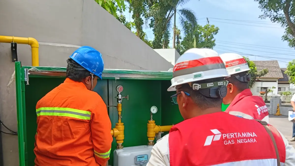 Area Head PGN Medan Agus Kurniawan bersama manajemen Savo Dine & Chill saat seremoni gas in sebagai tanda dimulainya penyaluran gas bumi PGN ke restoran Savo Dine & Chill di Jalan Samanhudi, Medan. 