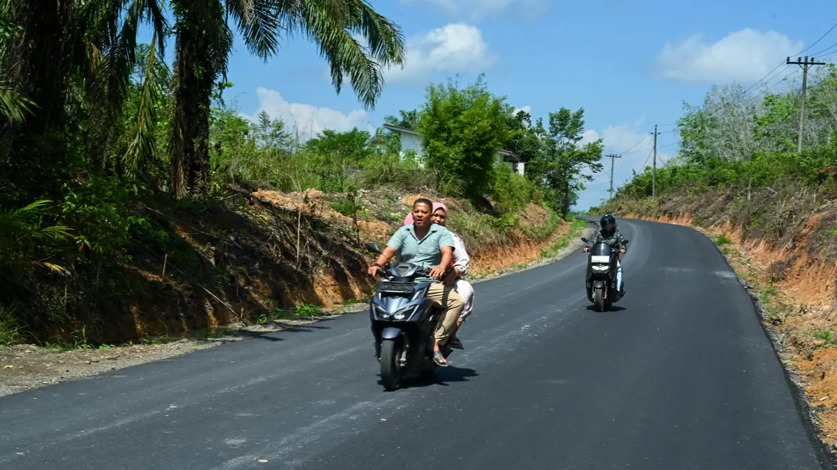 arga melintasi ruas Jalan Hutaimbaru–Sipiongot yang tengah ditingkatkan Pemerintah Provinsi Sumatera Utara di Kabupaten Padang Lawas Utara, Sabtu (27/6/2026). Perbaikan jalan mulai memperlancar mobilitas dan aktivitas ekonomi masyarakat.