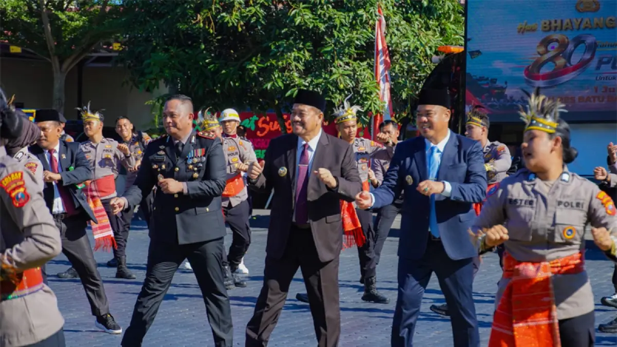 Bupati Batu Bara Dr. H. Baharuddin Siagian &nbsp;dan Kapolres Batubara ikut penampilan tari kolosal yang dibawakan personel Polres Batu Bara.