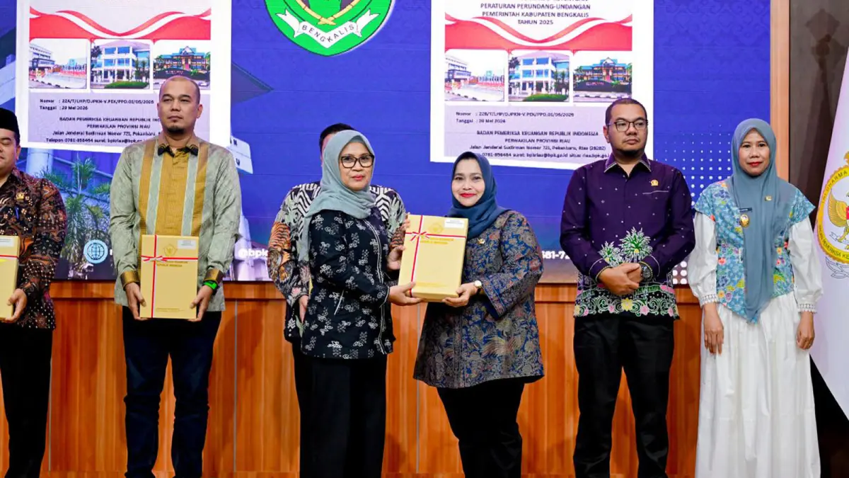  Bupati Bengkalis Hj. Kasmarni bersama Ketua DPRD Bengkalis Septian Nugraha menerima Laporan Hasil Pemeriksaan (LHP) LKPD Tahun Anggaran 2025 dari BPK RI Perwakilan Provinsi Riau di Pekanbaru, Kamis (18/6/2026). 
