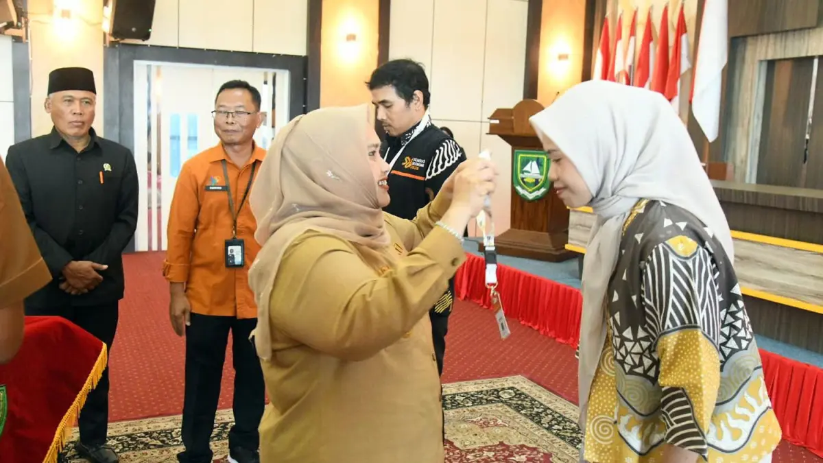 Bupati Bengkalis Hj. Kasmarni memasangkan rompi kepada petugas saat mencanangkan Pendataan Sensus Ekonomi (SE) 2026 Kabupaten Bengkalis di Kantor Bupati Bengkalis, Senin (22/6/2026).
