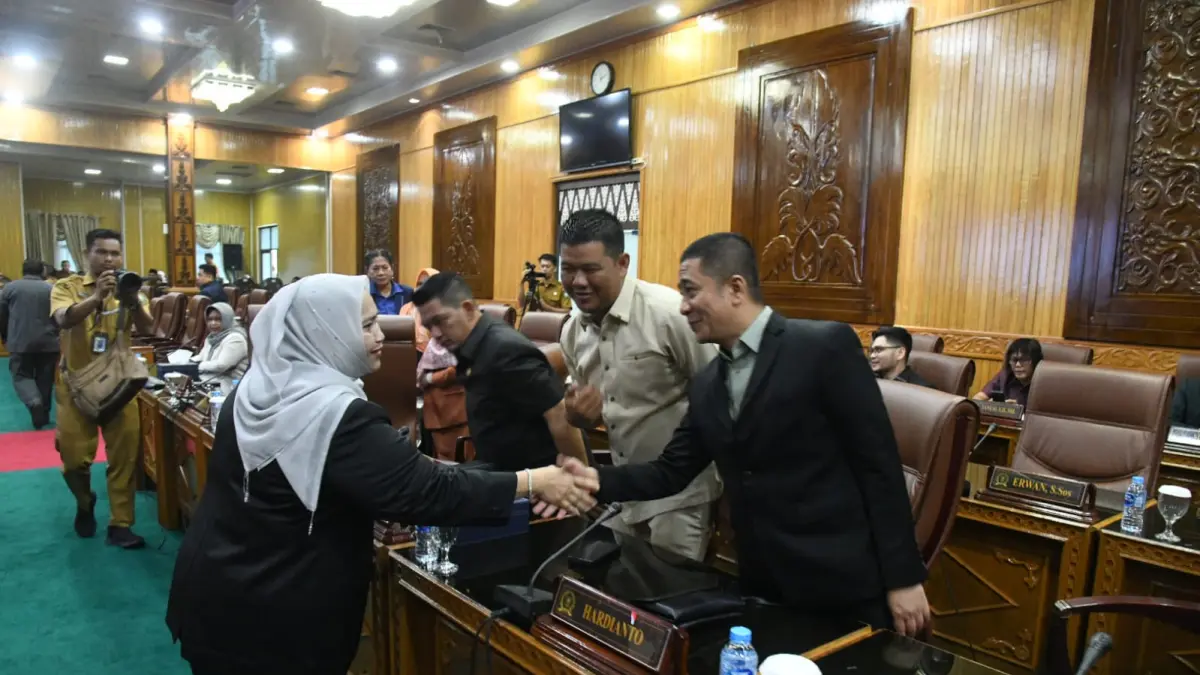 Bupati Bengkalis Hj. Kasmarni menyampaikan Ranperda Pertanggungjawaban Pelaksanaan APBD Tahun Anggaran 2025 dalam rapat paripurna DPRD Kabupaten Bengkalis, Senin (2262026). 