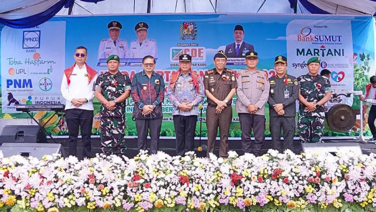  Bupati Karo Antonius Ginting bersama Wakil Bupati Komando Tarigan menghadiri peringatan Hari Krida Pertanian 2026 di Taman Kota Kabanjahe, Kamis (25/6/2026). 